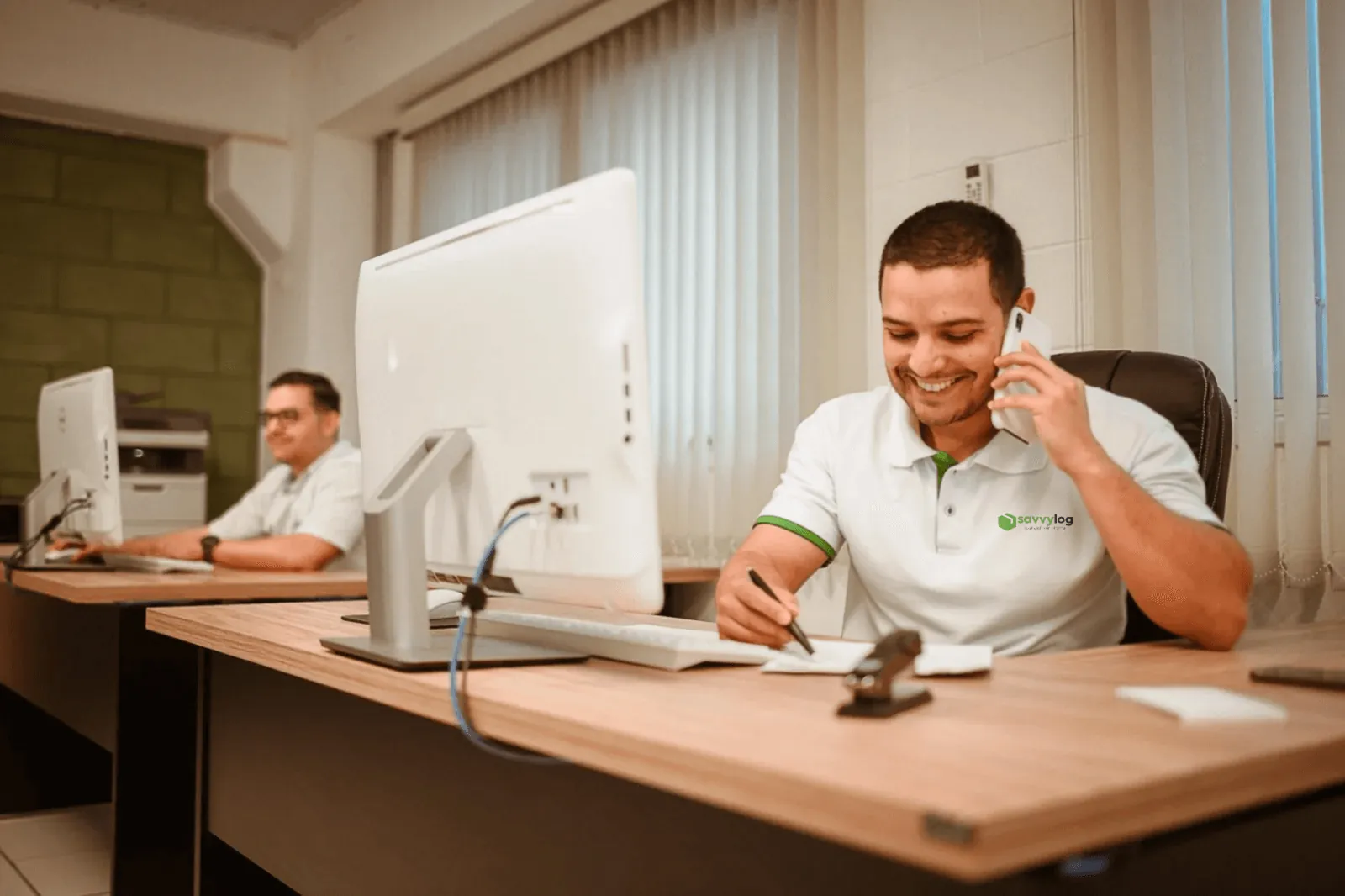 Equipe comercial da SavvyLog atendendo um cliente por telefone