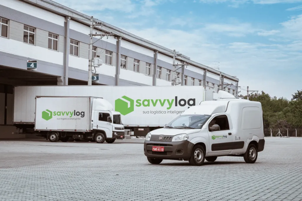 Frota SavvyLog no pátio do galpão